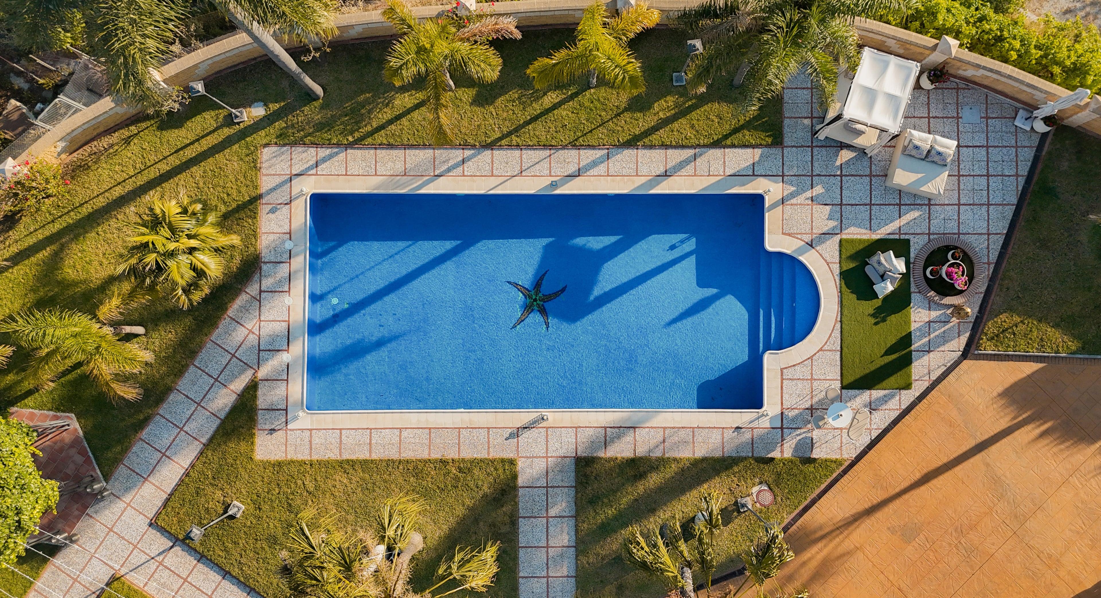 Vista aérea de la piscina y los jardines del Cortijo Maria Luisa